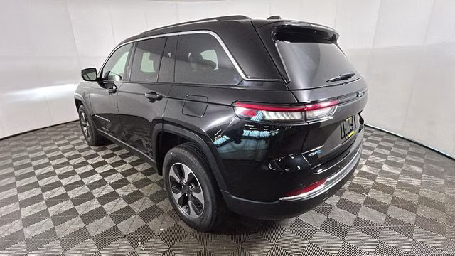2023 Diamond Black Crystal Pearlcoat Jeep Grand Cherokee 4xe 4X4 SUV