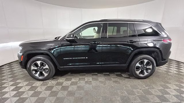 2023 Diamond Black Crystal Pearlcoat Jeep Grand Cherokee 4xe 4X4 SUV