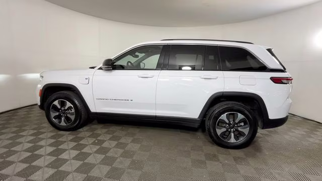 2023 Bright White Clearcoat Jeep Grand Cherokee 4xe 4X4 SUV