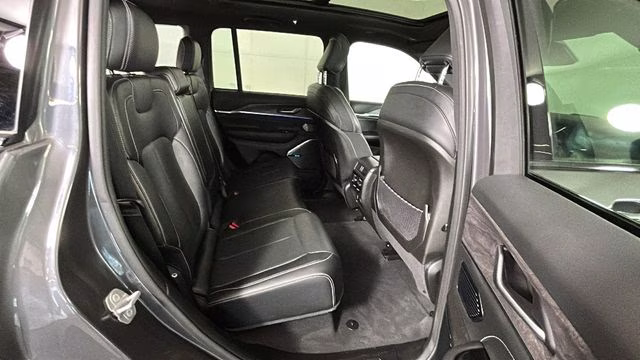 2023 Baltic Gray Metallic Clearcoat Jeep Grand Cherokee Overland 4xe 4X4 SUV