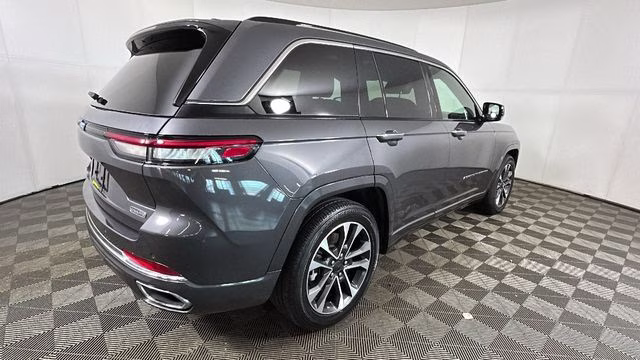 2023 Baltic Gray Metallic Clearcoat Jeep Grand Cherokee Overland 4xe 4X4 SUV