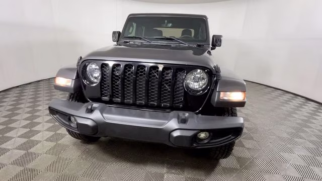 2022 Granite Crystal Metallic Clearcoat Jeep Gladiator Willys 4X4 Truck