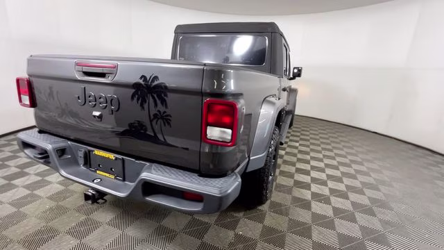 2022 Granite Crystal Metallic Clearcoat Jeep Gladiator Willys 4X4 Truck