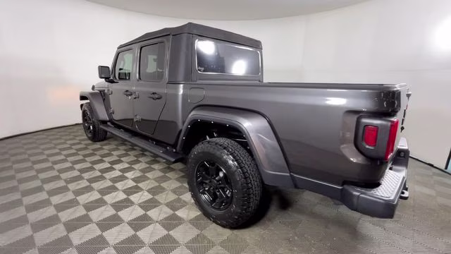 2022 Granite Crystal Metallic Clearcoat Jeep Gladiator Willys 4X4 Truck