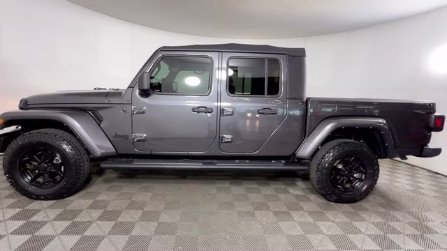 2022 Granite Crystal Metallic Clearcoat Jeep Gladiator Willys 4X4 Truck