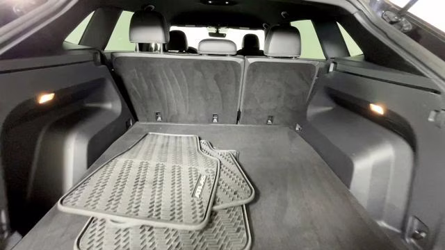2022 Deep Black Pearl Volkswagen Atlas Cross Sport 2.0T SE FWD SUV