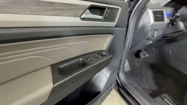 2022 Deep Black Pearl Volkswagen Atlas Cross Sport 2.0T SE FWD SUV