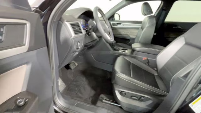 2022 Deep Black Pearl Volkswagen Atlas Cross Sport 2.0T SE FWD SUV