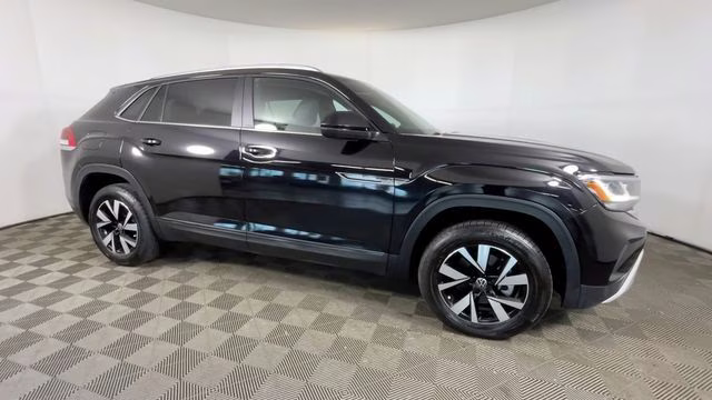 2022 Deep Black Pearl Volkswagen Atlas Cross Sport 2.0T SE FWD SUV