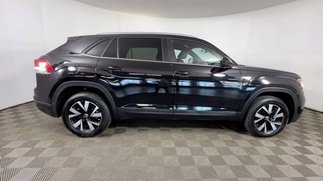 2022 Deep Black Pearl Volkswagen Atlas Cross Sport 2.0T SE FWD SUV
