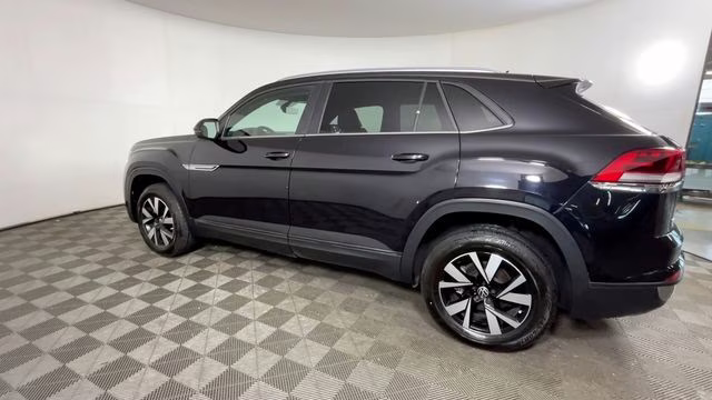 2022 Deep Black Pearl Volkswagen Atlas Cross Sport 2.0T SE FWD SUV