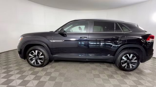 2022 Deep Black Pearl Volkswagen Atlas Cross Sport 2.0T SE FWD SUV