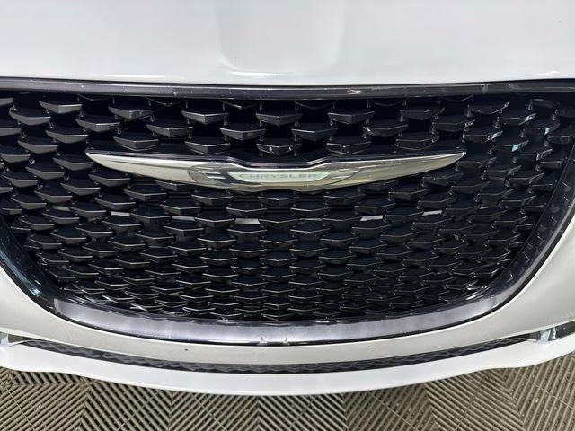 2018 Bright White Clearcoat Chrysler 300 S AWD Sedan