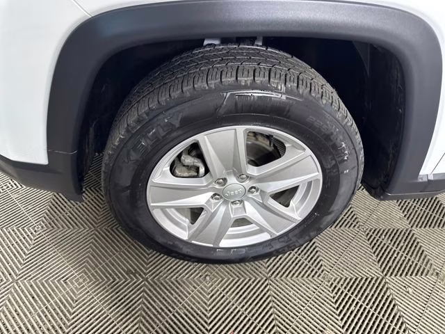 2022 Bright White Clearcoat Jeep Compass Latitude 4X4 SUV