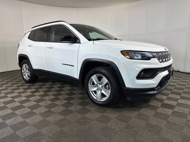2022 Bright White Clearcoat Jeep Compass Latitude 4X4 SUV