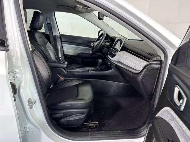 2022 Bright White Clearcoat Jeep Compass Latitude 4X4 SUV
