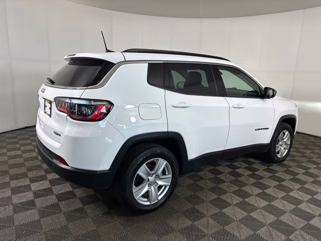 2022 Bright White Clearcoat Jeep Compass Latitude 4X4 SUV