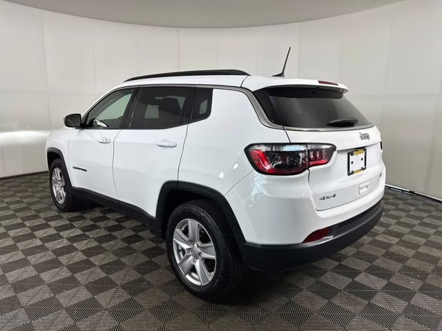 2022 Bright White Clearcoat Jeep Compass Latitude 4X4 SUV