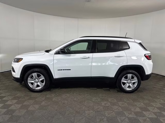 2022 Bright White Clearcoat Jeep Compass Latitude 4X4 SUV