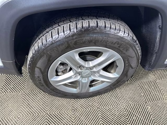 2023 Bright White Clearcoat Jeep Compass Latitude 4X4 SUV