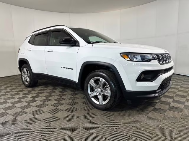 2023 Bright White Clearcoat Jeep Compass Latitude 4X4 SUV