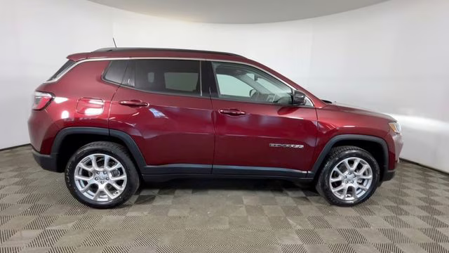 2022 Velvet Red Pearlcoat Jeep Compass Latitude Lux 4X4 SUV