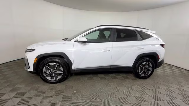 2025 White Pearl Hyundai Tucson SEL AWD SUV