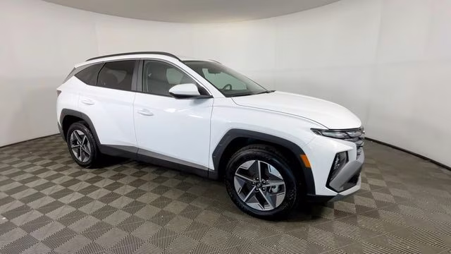2025 White Pearl Hyundai Tucson SEL AWD SUV