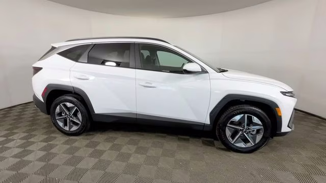 2025 White Pearl Hyundai Tucson SEL AWD SUV