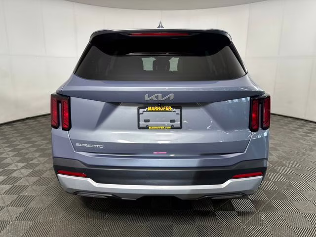 2025 Everlasting Silver Kia Sorento LX FWD SUV