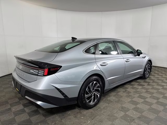 2026 Aero Silver Hyundai Sonata Hybrid Blue FWD Sedan