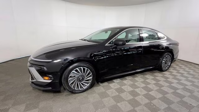 2024 Onyx Black Hyundai Sonata Hybrid Limited FWD Sedan