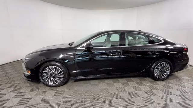 2024 Onyx Black Hyundai Sonata Hybrid Limited FWD Sedan