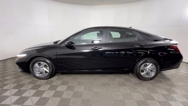 2024 Abyss Black Hyundai Elantra SE FWD Sedan