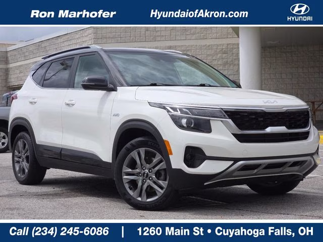 2022 Clear White/Black Roof Kia Seltos S AWD SUV