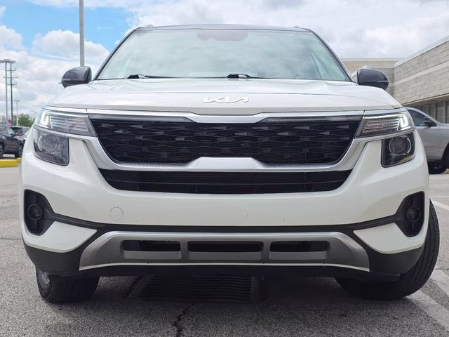 2022 Clear White/Black Roof Kia Seltos S AWD SUV