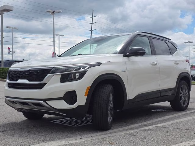 2022 Clear White/Black Roof Kia Seltos S AWD SUV