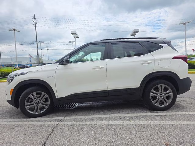 2022 Clear White/Black Roof Kia Seltos S AWD SUV