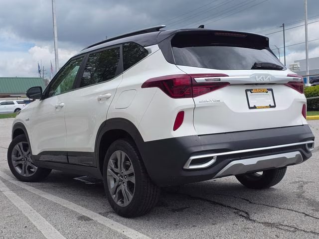 2022 Clear White/Black Roof Kia Seltos S AWD SUV