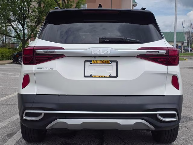 2022 Clear White/Black Roof Kia Seltos S AWD SUV