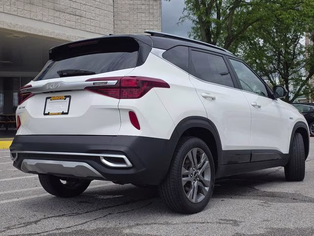 2022 Clear White/Black Roof Kia Seltos S AWD SUV