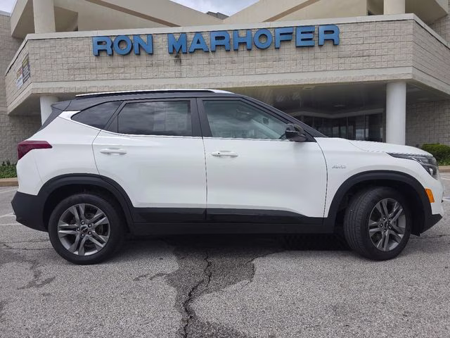 2022 Clear White/Black Roof Kia Seltos S AWD SUV