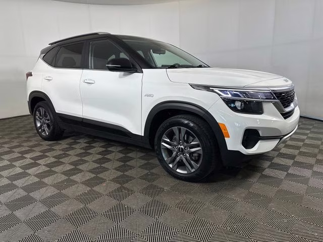 2022 Clear White/Black Roof Kia Seltos S AWD SUV