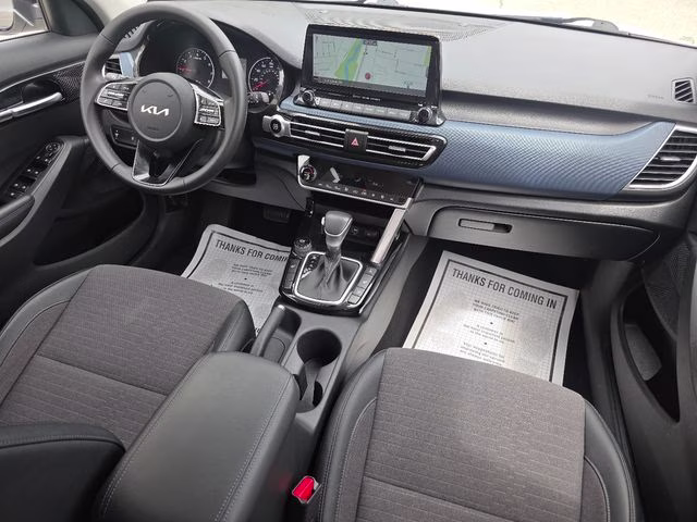 2022 Clear White/Black Roof Kia Seltos S AWD SUV