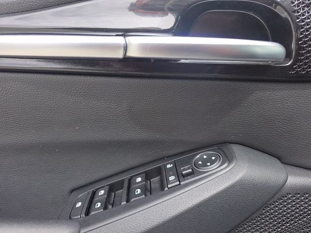 2022 Clear White/Black Roof Kia Seltos S AWD SUV