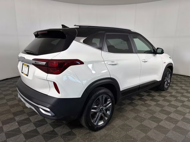 2022 Clear White/Black Roof Kia Seltos S AWD SUV