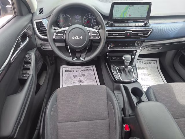 2022 Clear White/Black Roof Kia Seltos S AWD SUV