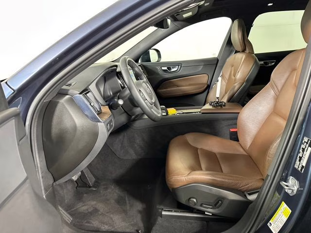 2022 Denim Blue Metallic Volvo XC60 B5 Momentum AWD SUV