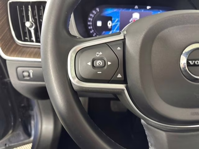 2022 Denim Blue Metallic Volvo XC60 B5 Momentum AWD SUV