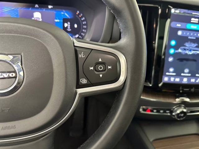 2022 Denim Blue Metallic Volvo XC60 B5 Momentum AWD SUV